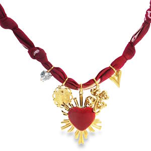 Ce collier de charme, réalisé avec un cordon non métallique bordeaux, est rehaussé d'ornements en acier doré. Il arbore un pendentif en forme de cœur rouge éclatant, entouré de rayons dorés, ajoutant une touche d'amour et de lumière à votre tenue. Un accessoire unique pour exprimer votre style.
