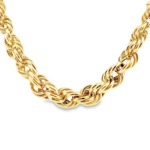 Rehaussez votre style avec cette chaîne en acier doré éclatante. Son design torsadé captivant apporte une touche de luxe et de raffinement à toute tenue. Un accessoire intemporel qui allie élégance classique et allure moderne, parfait pour sublimer votre look au quotidien ou lors d'occasions spéciales. Fermoir mousqueton avec 5 cm de rallonge.