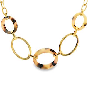 Rehaussez votre allure avec ce collier chaîne en acier doré. Son design audacieux combine des maillons classiques en acier doré à des éléments originaux, créant un contraste saisissant. Idéal pour ajouter une touche d'éclat à votre tenue, ce collier est un accessoire incontournable pour toute garde-robe moderne. Un bijou qui allie élégance et singularité.