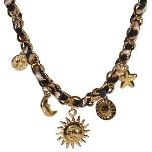 Collier composé d'une chaîne en acier doré et d'un cordon avec motifs léopard et de charm's en forme d'étoile, de soleils et de croissant de lune. Fermoir mousqueton avec 5 cm de rallonge.