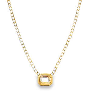 Ce collier pendentif exquis en acier doré est orné d'un cristal marron de taille émeraude à degrés. Sa clarté impeccable et sa symétrie confèrent un éclat exceptionnel. Un design délicat qui offre une composition charmante, idéale pour ajouter une touche d'élégance discrète à votre collection de bijoux.