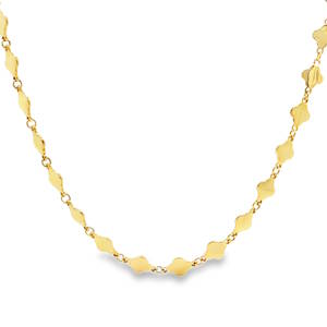 Sublime chaîne en acier doré, un bijou intemporel qui apportera une touche d'élégance discrète à votre décolleté. Ses maillons délicats et son éclat chaleureux en font l'accessoire parfait pour sublimer toutes vos tenues, des plus décontractées aux plus sophistiquées. Un investissement sûr dans un classique de la joaillerie.