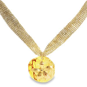 Ce collier avec un cordon maille dorée est orné d'un pendentif de couleur ambre jaune. Le pendentif, de forme ronde et taillée en cabochon, présente un motif floral gravé en acier doré. Sa transparence translucide et sa clarté SI mettent en valeur sa beauté naturelle et chaleureuse. Un bijou raffiné qui apportera une touche d'éclat à votre tenue.