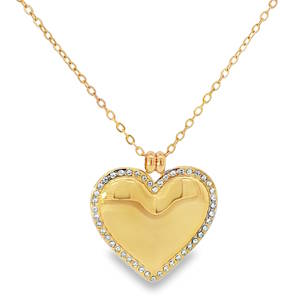 Éclat et amour se rencontrent dans ce sublime collier en acier doré, orné d'un pendentif cœur serti de strass taille brillant. Un bijou précieux, symbole d'élégance et de raffinement, idéal pour exprimer vos sentiments les plus sincères. Son design intemporel en fait un cadeau parfait pour toutes les occasions. Fermoir mousqueton avec 5 cm de rallonge.