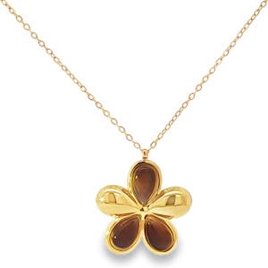 Ce collier délicat est une ode à l'élégance discrète. La chaîne en acier doré, fine et scintillante, supporte un pendentif floral stylisé incrusté de pierre de cymophane marron. Les détails soignés et la finition polie de l'acier doré mettent en valeur la forme harmonieuse de la fleur, créant un bijou à la fois raffiné et intemporel. Idéal pour ajouter une touche de sophistication subtile à toute tenue. Fermoir mousqueton avec 5 cm de rallonge.