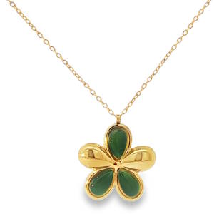 Ce collier délicat est une ode à l'élégance discrète. La chaîne en acier doré, fine et scintillante, supporte un pendentif floral stylisé incrusté de pierre de cymophane verte. Les détails soignés et la finition polie de l'acier doré mettent en valeur la forme harmonieuse de la fleur, créant un bijou à la fois raffiné et intemporel. Idéal pour ajouter une touche de sophistication subtile à toute tenue. Fermoir mousqueton avec 5 cm de rallonge.