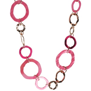 Collier sautoir fantaisie composé de cercles difformes en métal doré et de cercles difformes de couleur rose. Fermoir mousqueton en métal doré.