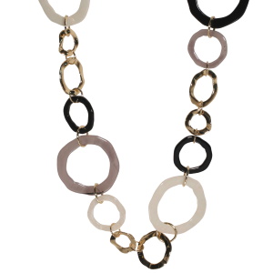 Collier sautoir fantaisie composé de cercles difformes en métal doré et de cercles difformes de couleur noire, grise et blanche. Fermoir mousqueton en métal doré.