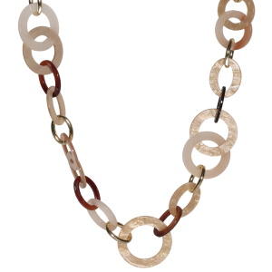 Collier sautoir fantaisie composé de maillons ovales en métal doré et maillons ronds et ovales de couleur marron. Fermoir mousqueton avec 7 cm de rallonge en métal doré.