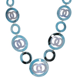 Collier sautoir fantaisie composé de maillons et pastilles de couleur bleue turquoise. Fermoir mousqueton avec 7 cm de rallonge en métal doré.