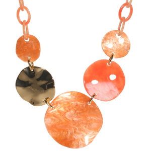 Collier fantaisie composé de maillons et pastilles rondes difformes en métal doré et de couleur orange. Fermoir mousqueton avec 7 cm de rallonge en métal doré.