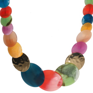 Collier fantaisie composé de pastilles rondes martelées en métal doré et des pastilles multicolores. Fermoir mousqueton avec 7 cm de rallonge en métal doré.