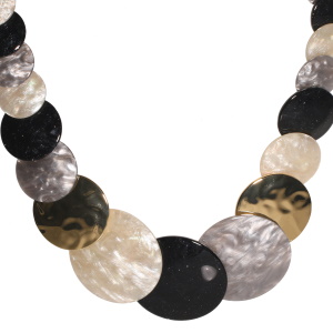 Collier fantaisie composé de pastilles rondes martelées en métal doré et des pastilles de couleur noire et grise. Fermoir mousqueton avec 7 cm de rallonge en métal doré.