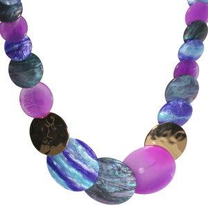 Collier fantaisie composé de pastilles rondes martelées en métal doré et des pastilles de couleur violette. Fermoir mousqueton avec 7 cm de rallonge en métal doré.