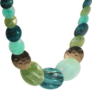 Collier fantaisie composé de pastilles rondes martelées en métal doré et des pastilles de couleur verte. Fermoir mousqueton avec 7 cm de rallonge en métal doré.