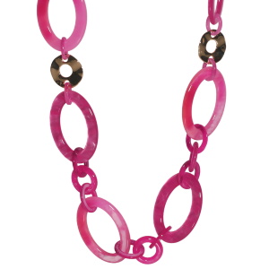 Collier sautoir fantaisie composé de deux maillons ronds martelés en métal doré et des maillons ovales et ronds de couleur rose.