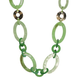 Collier sautoir fantaisie composé de deux maillons ronds martelés en métal doré et des maillons ovales et ronds de couleur verte.