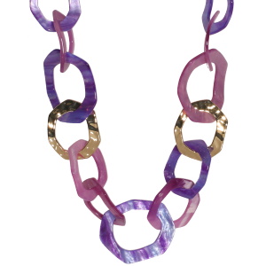 Collier sautoir fantaisie composé de maillons difformes en métal doré et de couleur violette.