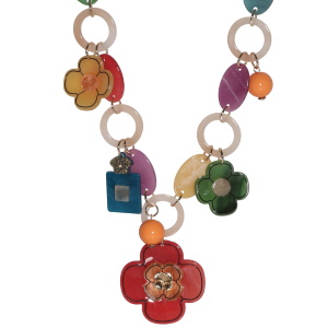 Collier sautoir fantaisie composé de maillons rond et ovale multicolores, de perles de couleur orange et de fleurs multicolores dont une surmontée d'une fleur en métal doré. Fermoir mousqueton avec 7 cm de rallonge en métal doré.