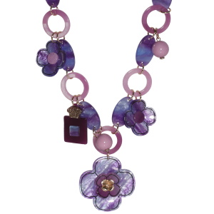 Collier sautoir fantaisie composé de maillons rond et ovale de couleur violette, de perles de couleur violette et de fleurs violette dont une surmontée d'une fleur en métal doré. Fermoir mousqueton avec 7 cm de rallonge en métal doré.