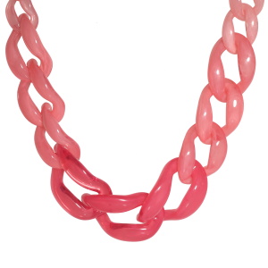 Collier fantaisie composé de maillons de couleur rose. Fermoir mousqueton avec 7 cm de rallonge en métal doré.