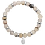 Bracelet élastique avec perles naturelles en onyx blanc et pendant avec motif gueule de requin en acier argente.