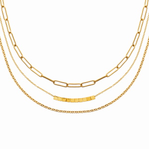 Collier triple rangs composé d'une chaîne maille fantaisie de 39 cm de long en acier doré, d'une chaîne de 44 cm de long avec des cubes en acier doré, ainsi qu'une chaîne de 47 cm de long en acier doré. Fermoir mousqueton avec 4 cm de rallonge.