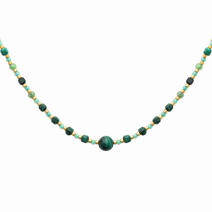 Collier composé de perles cylindriques en acier chirurgical 316L doré et de perles en véritable pierre de malachite. Fermoir mousqueton avec 5 cm de rallonge.