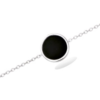 Bracelet composé d'une chaîne en argent 925/000 rhodié et d'une pastille ronde pavée d'une pierre d'onyx. Fermoir mousqueton avec anneaux de rappel à 16 et 18 cm.