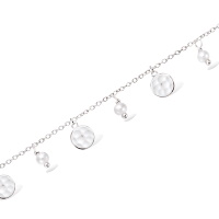 Bracelet composé d'une chaîne et des pampilles rondes martelées en argent 925/000 rhodié et des pampilles perles en nacre. Fermoir mousqueton avec 4 cm de rallonge.