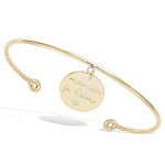 Bracelet jonc avec pastille pendante et l'inscription maman je t'aime en plaqué or et oxyde de zirconium.