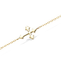 Bracelet composé d'une chaîne et d'une croix en plaqué or jaune 18 carats. Fermoir mousqueton avec anneaux de rappel à 16 et 18 cm.