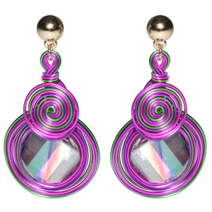 Boucles d'oreilles pendantes composées d'une puce ronde en métal doré, de fils de métal vert, rose et violet en forme de spirale et d'un cristal rond.
