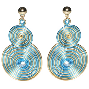 Boucles d'oreilles pendantes composées d'une puce ronde en métal doré, de fils de métal doré et bleu en forme de spirale et d'un cristal rond de couleur bleu.