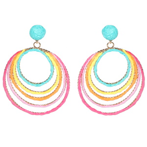 Boucles d'oreilles fantaisies pendantes composées de cercles en acier doré pavées de paille artificielle multicolore.