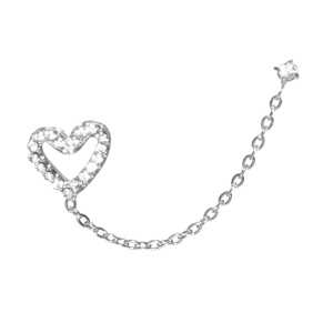 Boucle d'oreille en acier argenté composée d'un cœur serti de strass relié par une chaîne à une puce sertie griffe d'un strass. Vendu à l'unité.
