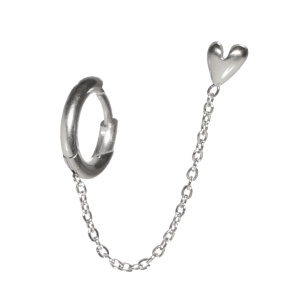 Boucle d'oreille en acier argenté composée d'un cœur relié par une chaîne à une créole. Vendu à l'unité.