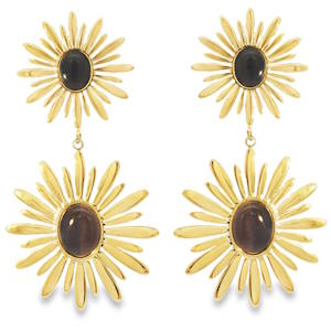 Illuminez votre style avec ces boucles d'oreilles pendantes en acier doré. Leur design floral est rehaussé par des pierres marrons cabochons, qui offrent un contraste chaleureux et captivant. Ces boucles d'oreilles, avec leur éclat doré et leur détail soigné, sont parfaites pour ajouter une touche d'élégance à toute tenue.