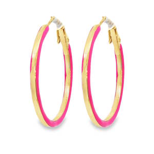 Affirmez votre style avec ces créoles éclatantes en acier doré, rehaussées d'un émail rose vif. Leur design audacieux et moderne apportera une touche de couleur à toutes vos tenues. Un accessoire de mode incontournable pour une allure dynamique et sophistiquée.