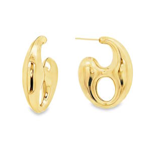 Rehaussez votre style avec ces élégantes boucles d'oreilles en acier doré. Leur design épuré et contemporain offre une touche de sophistication à toute tenue. Confectionnées avec soin, ces boucles d'oreilles sont un accessoire indispensable pour celles qui apprécient la beauté intemporelle et le luxe discret.