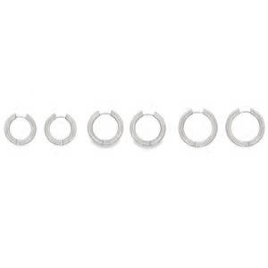 Rehaussez votre style avec cet ensemble élégant de créoles en acier argenté. Leur design classique et intemporel en fait l'accessoire parfait pour toutes les occasions. Fabriquées avec un souci du détail et une finition polie, ces boucles d'oreilles apporteront une touche de luxe à votre allure. Vendu par lot de 3 paires de boucles d'oreilles créoles.