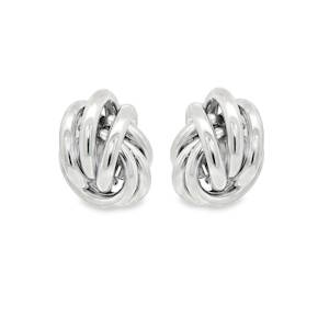 Ces boucles d'oreilles en acier argenté présentent un design élégant de nœud, parfait pour ajouter une touche de sophistication discrète à toute tenue. Leur conception simple et leur finition brillante en font des accessoires polyvalents pour un usage quotidien ou des occasions spéciales.