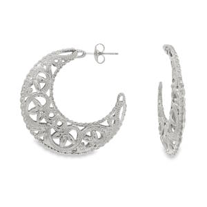 Sublimes créoles en acier argenté, une ode à l'élégance et à la féminité. Leur design ajouré, riche en détails floraux, capte la lumière et attire les regards. Légères et confortables, ces boucles d'oreilles rehausseront toutes vos tenues avec une touche de sophistication.