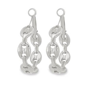 Ces élégantes créoles en acier argenté se distinguent par un design moderne et épuré. Leur silhouette circulaire parfaite offre une finition polie miroir d'une brillance exceptionnelle, reflétant la lumière avec fluidité. La structure creuse assure une légèreté optimale pour un confort quotidien sans compromis sur le style. Dotées d'un fermoir sécurisé intégré, ces boucles d'oreilles intemporelles sont l'accessoire indispensable pour sublimer toute tenue avec une sophistication discrète et un éclat chaleureux.