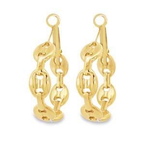 Ces élégantes créoles en acier doré se distinguent par un design moderne et épuré. Leur silhouette circulaire parfaite offre une finition polie miroir d'une brillance exceptionnelle, reflétant la lumière avec fluidité. La structure creuse assure une légèreté optimale pour un confort quotidien sans compromis sur le style. Dotées d'un fermoir sécurisé intégré, ces boucles d'oreilles intemporelles sont l'accessoire indispensable pour sublimer toute tenue avec une sophistication discrète et un éclat chaleureux.