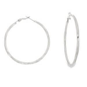 Sublimez votre visage avec ces magnifiques boucles d'oreilles créoles, un classique incontournable de la bijouterie moderne. Conçues pour allier durabilité et éclat, elles sont l'accessoire parfait pour accompagner toutes vos tenues, des plus décontractées aux plus sophistiquées. Ce modèle se distingue par son profil plat et légèrement biseauté, offrant un jeu de lumière subtil à chaque mouvement. Contrairement aux créoles tubulaires classiques, leur structure plate apporte une touche de modernité et d'originalité tout en restant d'une grande finesse. La finition polie effet miroir garantit un brillant éclatant qui ne ternit pas avec le temps.