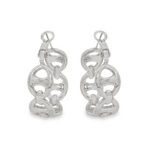 Apportez une touche de sophistication moderne à votre allure avec ces boucles d'oreilles créoles au design audacieux en acier argenté. Alliant robustesse et raffinement, elles réinterprètent le maillon classique dans une esthétique contemporaine et industrielle. Ces créoles larges sont composées d'une succession de maillons de type marine (ou grain de café stylisé), créant un relief captivant et un jeu de lumière sous tous les angles.
