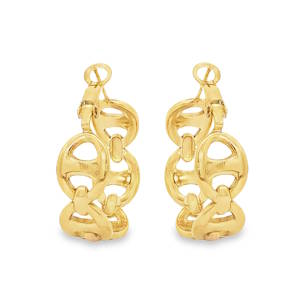 Apportez une touche de sophistication moderne à votre allure avec ces boucles d'oreilles créoles au design audacieux en acier doré. Alliant robustesse et raffinement, elles réinterprètent le maillon classique dans une esthétique contemporaine et industrielle. Ces créoles larges sont composées d'une succession de maillons de type marine (ou grain de café stylisé), créant un relief captivant et un jeu de lumière sous tous les angles.