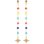 Boucles d'oreilles pendantes avec étoile en acier doré et perles carrées de couleur.