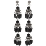 Boucles d'oreilles pendantes fantaisie en métal argenté, métal peint, perles de couleur noire et cristaux en verre.